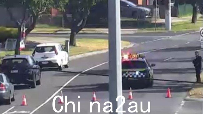 维多利亚警方周六早上在一名行人死亡后封锁了埃平的道尔顿路。图片:VicTraffic