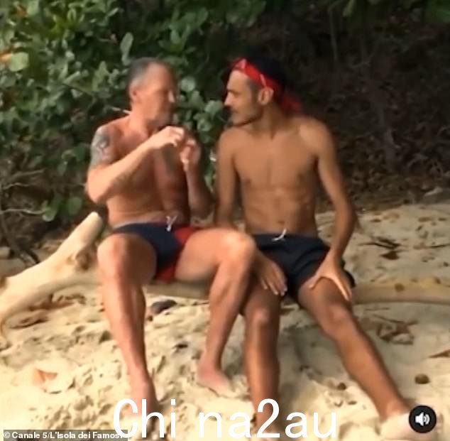 虽然 ITV 剧集一再拒绝他,但他确实参加了 2021 年的意大利版本 Isola de Famosi(如图)——该节目与英国节目无关