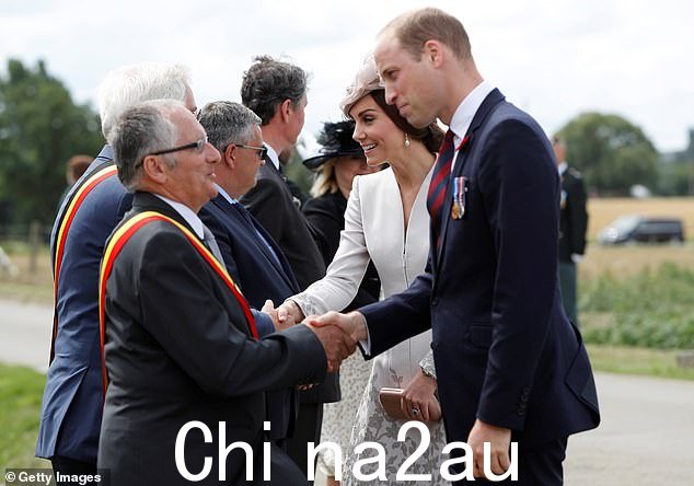 凯特之前曾多次佩戴过这款耳环,包括 2017 年在比利时 Passchendaele 百年纪念活动上