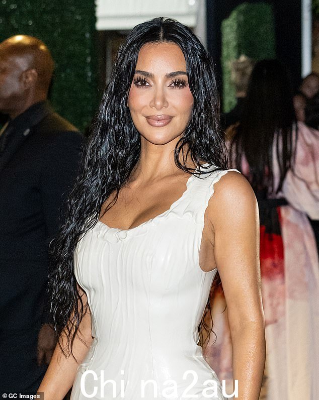 金·卡戴珊 (Kim Kardashian) 周六在社交媒体上发了一篇简短的帖子,似乎对身为母亲的喜悦和痛苦感到有点忧郁,为她的粉丝贴出了一段感人的名言(9 月摄于纽约)