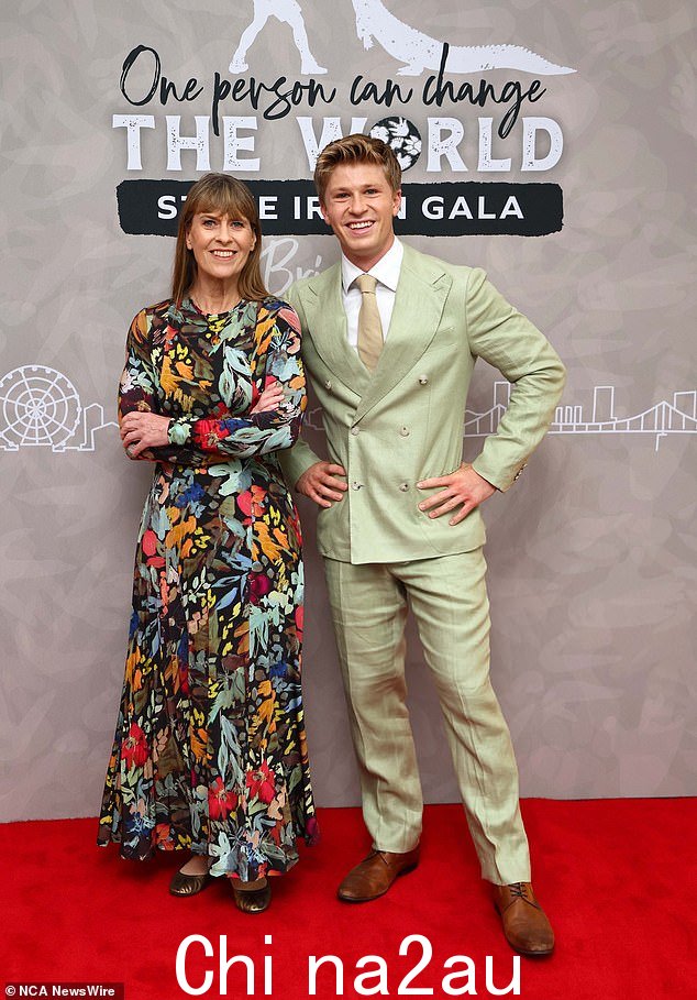 Terri 和 Robert Irwin 母子在周六布里斯班的 Steve Irwin Gala 之前一起抵达。照片:Tertius Pickard