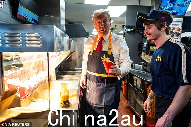 当他提到特朗普试图攻击哈里斯缺乏证据证明她曾在麦当劳工作时,他笑得最开心