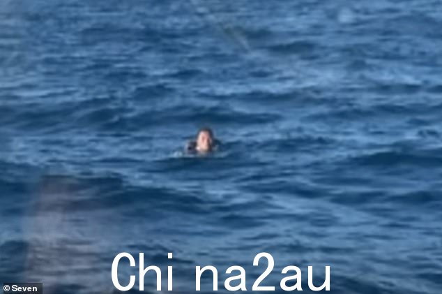 据报道,这名越南国民周四晚上在货船上失踪,周五下午,一对小船上的渔民在离岸 5 公里处发现了他,他们看到他挥舞着手臂(如图)