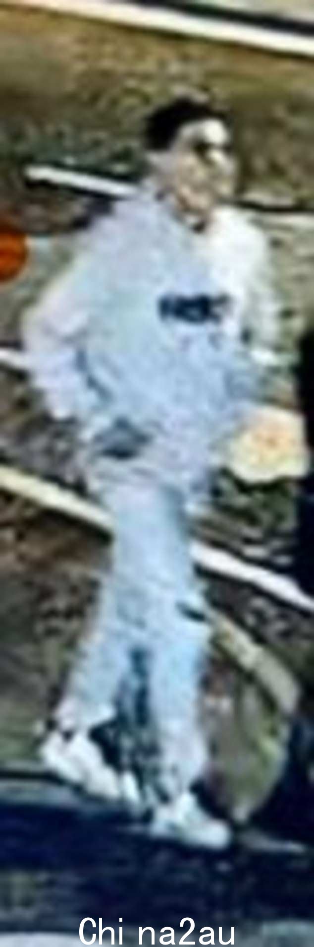 这三名通缉犯似乎穿着运动服和白色运动鞋,警方呼吁任何认识他们的人立即与他们联系。