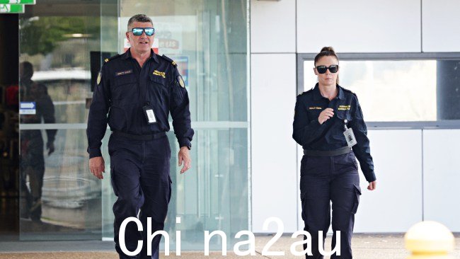澳大利亚边防部队军官离开约翰亨特医院,该医院正在治疗一名从新南威尔士州海岸附近的货船上落水的男子。摄影师:Adam yip