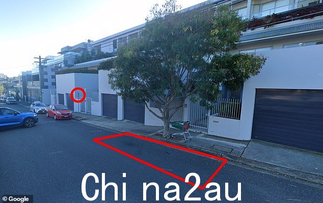 在某条街道的居民抱怨“每天”收到停车罚单后,议会承诺更改其标牌