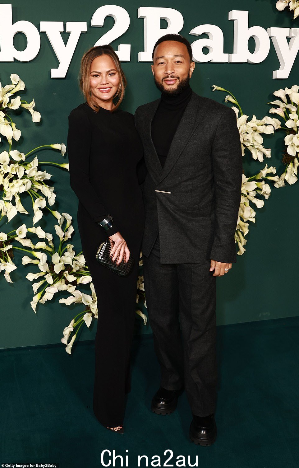 Chrissy Teigen 和 John Legend 也出席了出席活动,他们是一对时尚搭档,穿着协调的全黑服装。模特穿着时尚性感的连身裤,而音乐家则穿着黑色的连身裤高领毛衣搭配灰色花呢西装外套和配套长裤