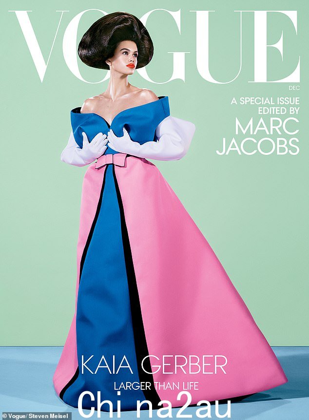 Kaia Gerber 在 12 月的《Vogue》封面上公开谈论人们低估了她的才智,身着一系列 Marc Jacobs 礼服,散发着魅力