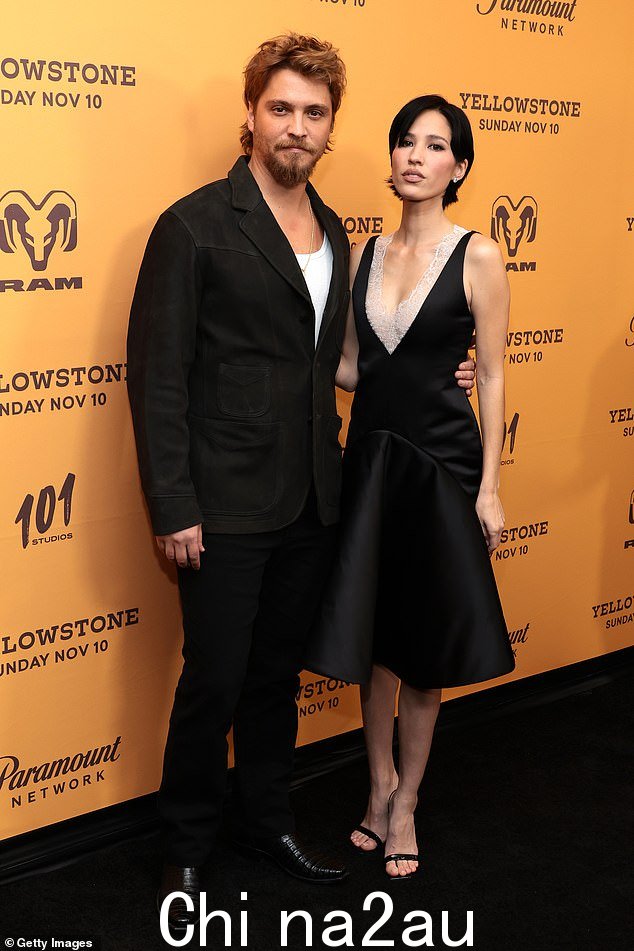 黄石明星卢克·格莱姆斯 (Luke Grimes),40 岁, (左)和 33 岁的凯尔西·阿斯比勒 (Kelsey Asbille) 透露,他们“仍在处理”该剧令人震惊的结局