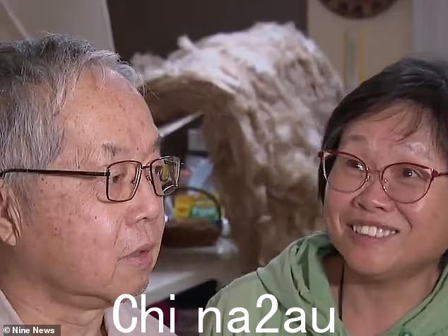 周日,居民欧克丽(左)和孙梅(右)决定在楼上小憩,而不是在现已被毁坏的厨房里喝下午茶,从而避免了死亡