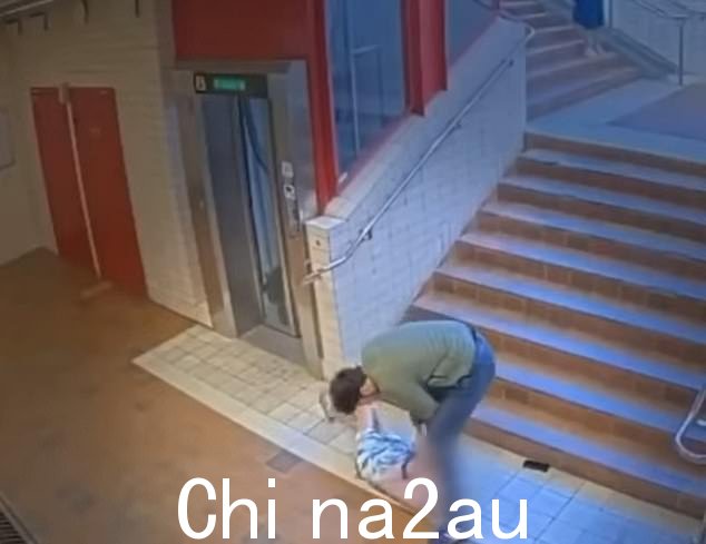 受害者被带到地板上,项链被从脖子上拽下来