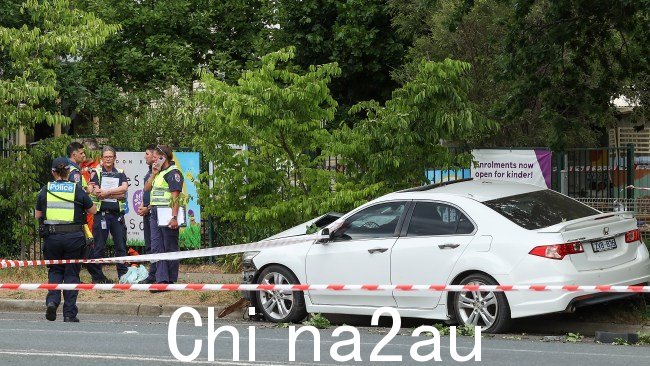 阿达学校外面停着一辆马车。图片:Ian Currie