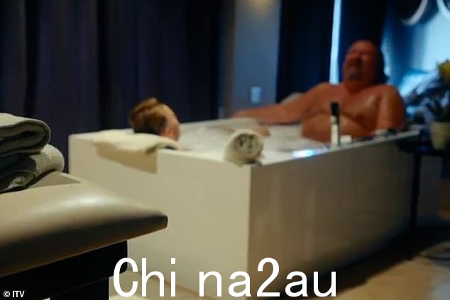 加里和在新剧集中,艾略特一边沐浴一边大笑,一边喝着美味的红酒