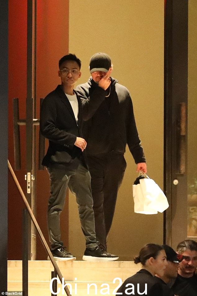 他在生日晚餐时穿着黑色运动衫和牛仔裤,保持休闲风格