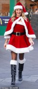 阿曼达·霍尔顿 (Amanda Holden) 和阿什莉·罗伯茨 (Ashley Roberts) 化身性感圣诞老人和迷人精灵，参加“爱心早餐”的圣诞庆祝活动，很快就融入了节日气氛