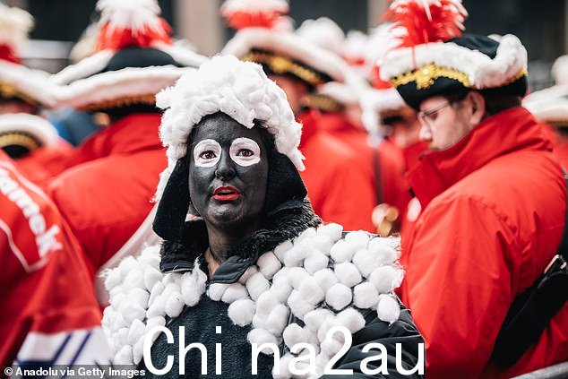 11 月 11 日,当她参加传统的杜塞尔多夫狂欢节开幕式时,人们还看到她的衣服上粘着棉布