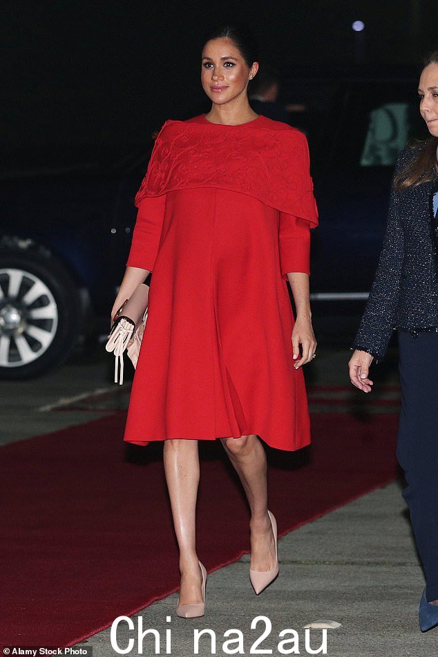 2019 年摩洛哥皇家之旅期间,梅根展示了 Valentino 定制的梯形剪裁连衣裙