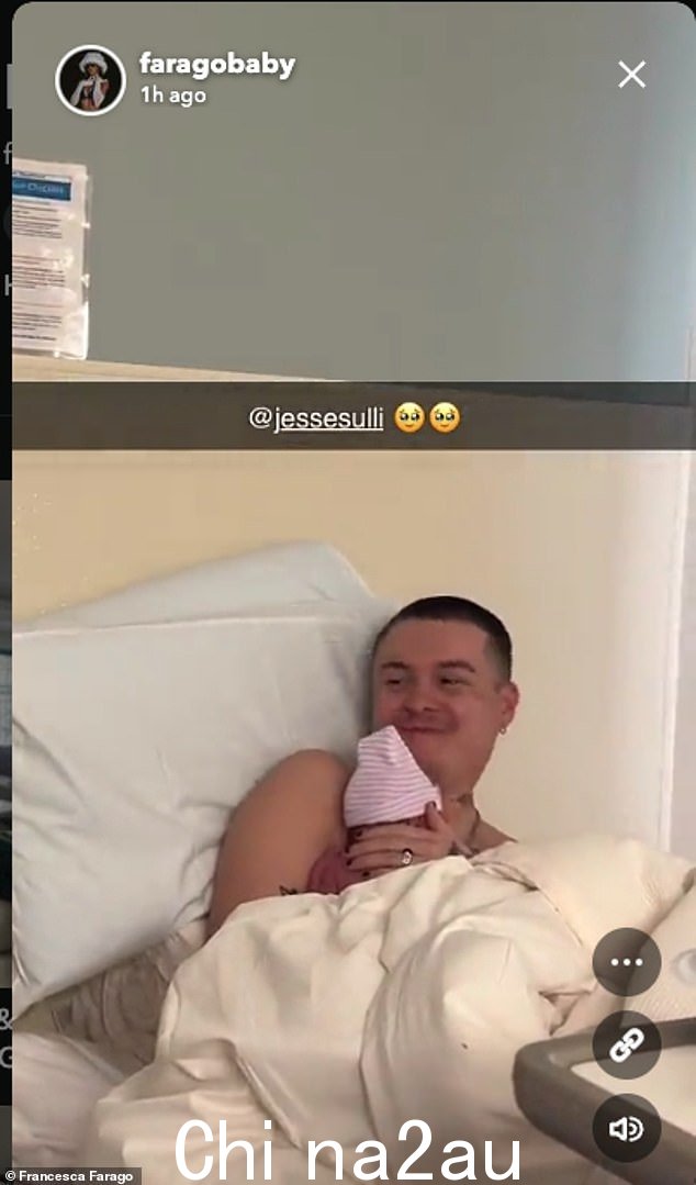 婴儿出生后,法拉戈在 Snapchat 上详细介绍了她的一天,并分享了她和杰西抱着新生儿的一些可爱的一瞥