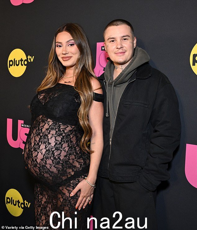 Francesca Farago 和她的未婚夫 Jesse Sullivan 周一迎来了异卵双胞胎;这对夫妇是在 10 月份见到的