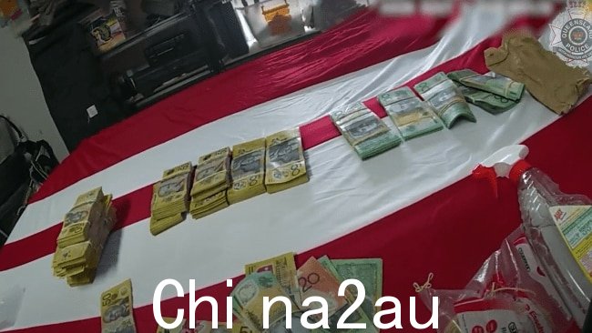 警方据称发现了价值 13 万美元的现金和毒品。图片:QPS