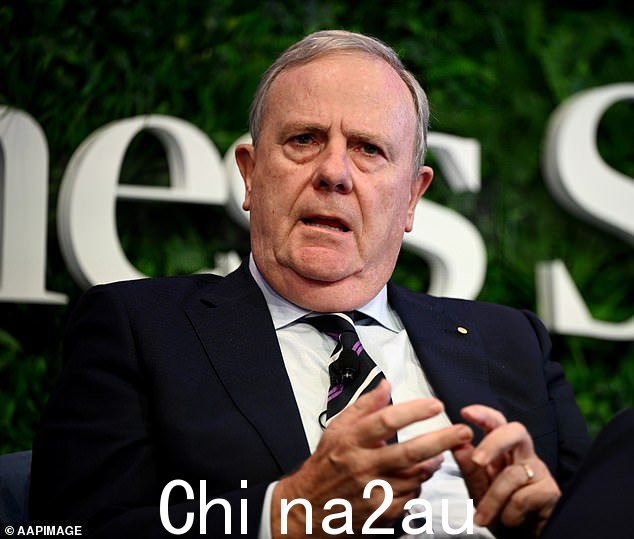 以前的九号台董事长 Peter Costello 于 6 月在堪培拉机场与记者发生争议性遭遇后辞职,当时他被问及有关 Sneesby 的问题
