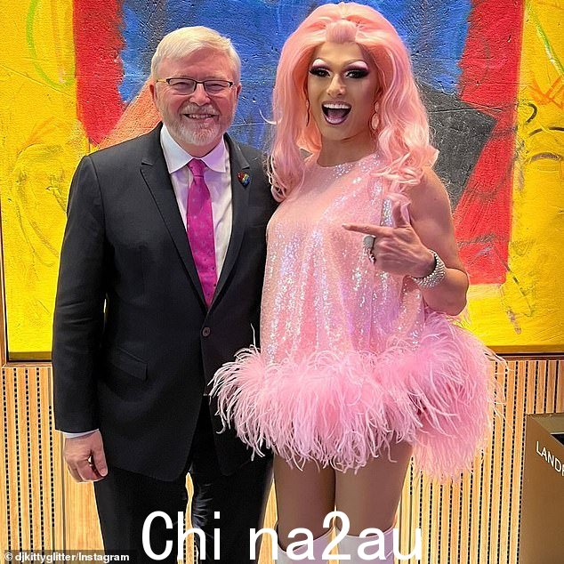 澳大利亚驻美国大使陆克文(如图)将当选总统称为“乡村白痴”、“西方叛徒”和“最具破坏性的人”他因举办派对而在华盛顿出名,其中包括 2023 年的骄傲庆祝活动,其中有几位变装皇后表演(如图)