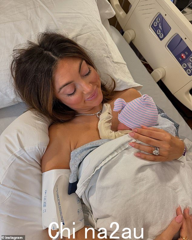 新父母们还分享了一系列他们欢迎新生婴儿来到这个世界的照片,并配上标题:“我们生命中最美好的一天。”在一张照片中,坎贝尔脸上挂着可爱的笑容,欣赏着睡在她胸前的新生女儿