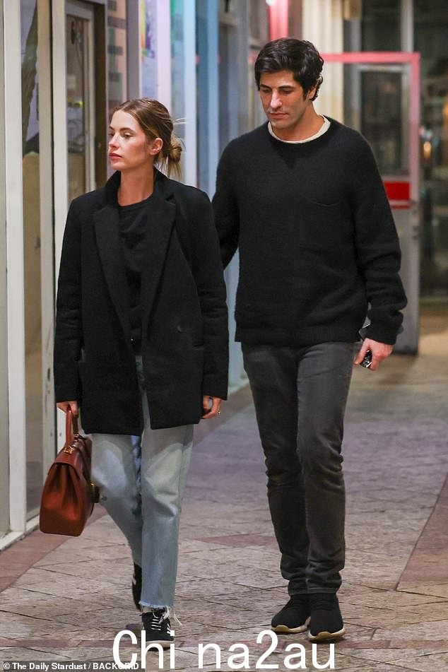 也在名人处热点,34 岁的阿什利·本森 (Ashley Benson) 与她 45 岁的丈夫布兰登·戴维斯 (Brandon Davis) 一起度过了一个舒适的约会之夜