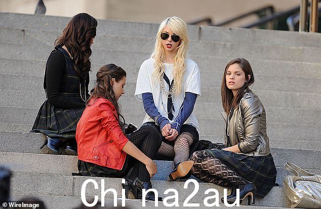 Banks,36 岁,因在《绯闻女孩》第三季 (2009 年) 中饰演 Sawyer Bennett(Jenny Humphrey 的朋友之一)而闻名;泰勒·莫森 (Jenny) 于 2009 年在纽约出现