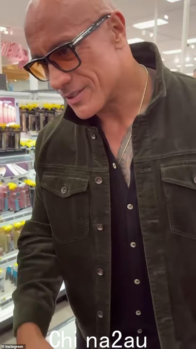 这位前 WWE 世界冠军职业摔跤手走过 Target 时,所有人的目光都集中在他身上,但德韦恩确保将所有注意力都集中在这位被诊断患有癌症的女士身上,他问她:“很高兴见到你,你好吗?”感觉?'