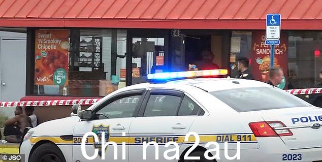 半小时后警方到达时,嫌疑人仍留在现场