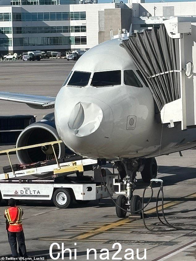 达美航空乘客表示,周一降落在丹佛国际机场后,他们发现飞机的前机头严重受损,感到非常害怕