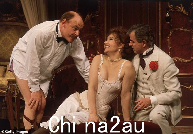 1984:蒂莫西·韦斯特 (Timothy West) 与普鲁内拉·斯凯尔斯 (Prunella Scales) 和罗德尼·贝维斯 (Rodney Bewes) 在伦敦老维克剧院 (Old Vic Theatre) 主演的戏剧《巴西大亨》(Big In Brazil) 中演出。 class=