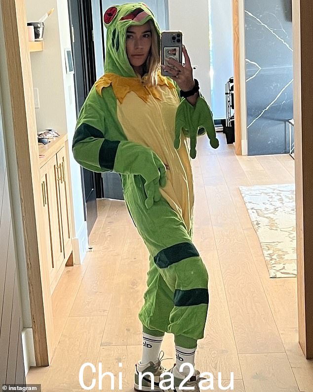 Teddi Mellencamp,43 岁,在万圣节打扮成蟾蜍 - 这似乎指的是她已婚的驯马师西蒙·施罗德 (Simon Schroeder),据称她与他有长达数月的恋情。 =