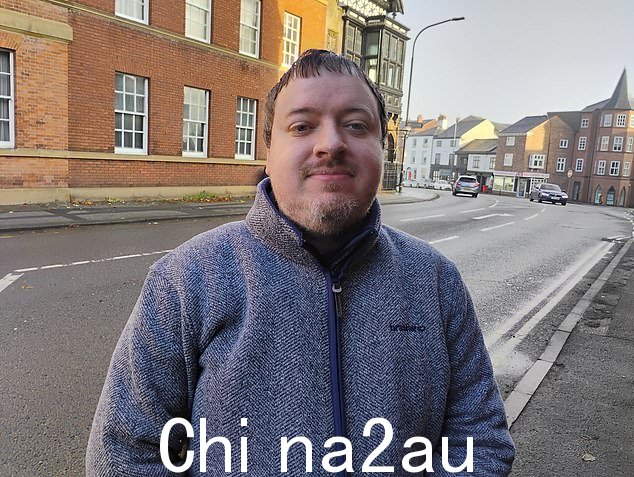 网页设计师 Warren Blinstom(如图),39 岁,说他的父亲最近不得不在 Wythenshawe 医院等待八个半小时