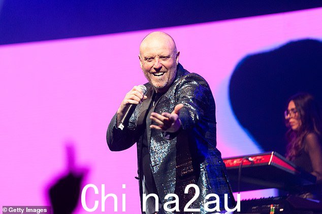 出席颁奖典礼的还有合成器流行乐队 Heaven 17 的 Martyn Ware 和 Glenn Gregory(如图)