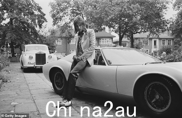 一个年轻的罗德爵士与他早期的跑车 - 一辆兰博基尼 Miura,1971 年在英国