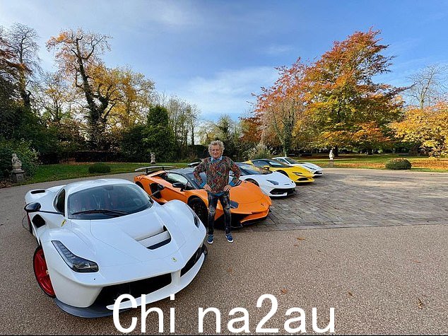 罗德·斯图尔特爵士与一些人站在一起他拥有的超级跑车中,由于坑洼而将放弃