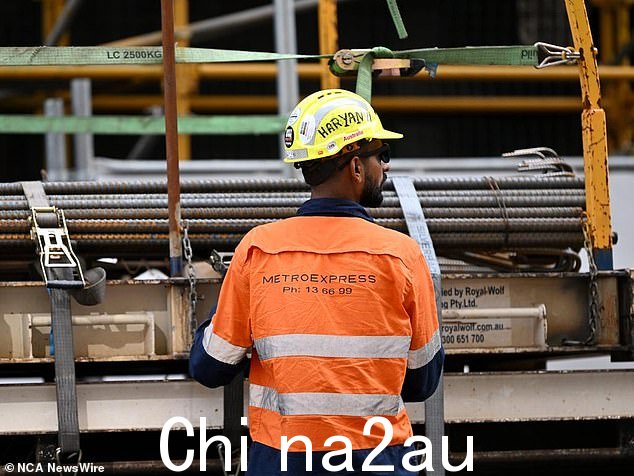 昆士兰自由国家党表示,工会批准的建筑工地的“甜心协议”将在未来五年内花费该州 17.1 亿美元(图中为澳大利亚技工)