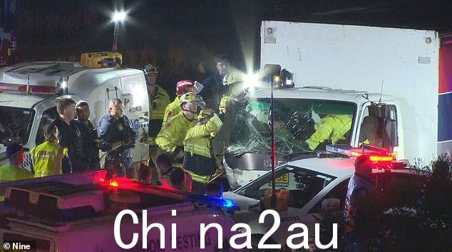 据称,一名卡车司机在悉尼西部与警察进行了一场漫长的深夜追捕后,据称撞上了五辆警车(图中是受损的卡车)