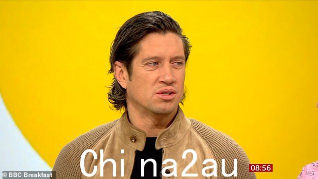 弗农·凯 (Vernon Kay) 在周五 BBC 早餐节目的一次聊天中分享“男人哭没关系”时,在讨论贫困儿童时泪流满面” class=