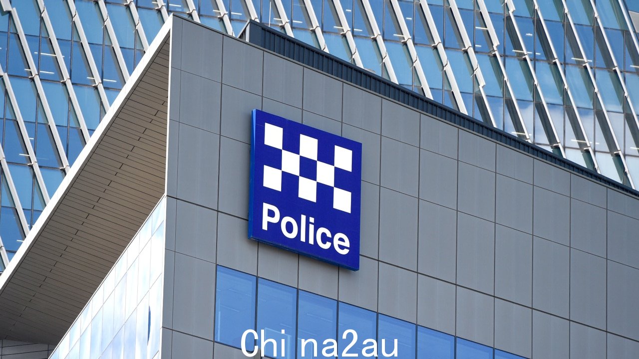 维多利亚警察走开本周早些时候,墨尔本西南部的一场围攻戏剧性地结束,一名男子受到了两打以上的指控。</p> <p>维多利亚州警方将指控一名 26 岁男子周二在巴拉瑞特以西的蛇谷偷了一辆三菱 SUV,这让一名 70 岁的妇女感到震惊。</p><p>这辆车下午 3:40 左右在梅尔顿地区发现了该男子。</p><p>警察跟踪了它,并呼叫空中联队寻求帮助来监视车辆,警方称该男子试图在 Weir Views 进行第二次劫车。</p><p> p><img class=