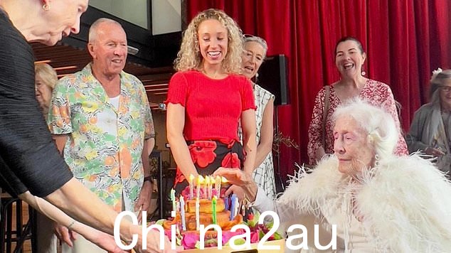 艾琳是去年她 109 岁生日时,她被家人和朋友包围着” class=