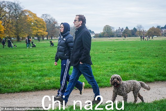 伦敦西南部温布尔登公地的步行者,今天早上暖和起来