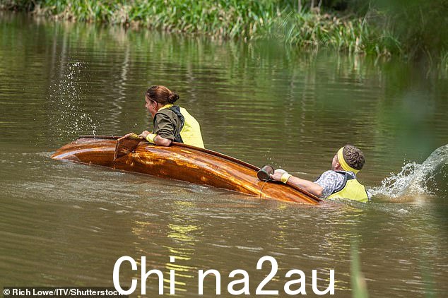 当船沉没时,两人发现自己在河里