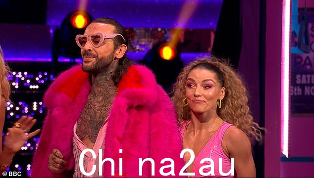 严格来说,粉丝们在观看周六的 Pete Wicks 舞蹈表演后都感到“畏缩”