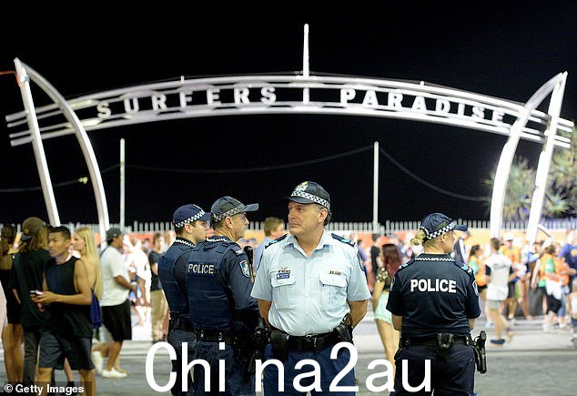纽曼在向卧底警察吹嘘自己的行动之前,已经在这个圈子里跑了六个月