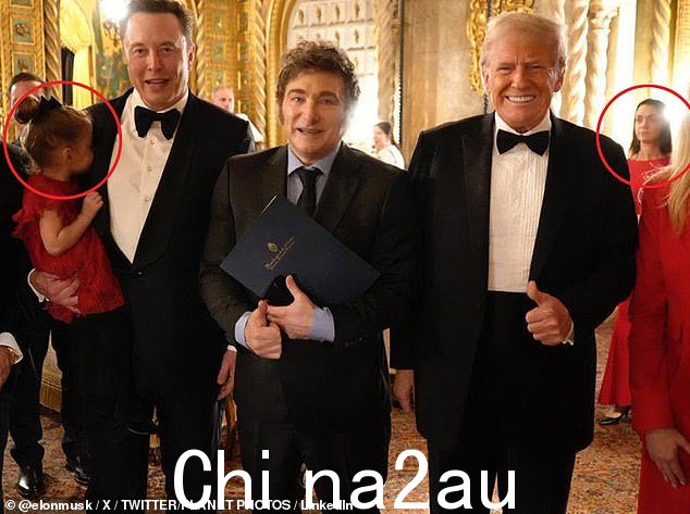 埃隆·马斯克 (Elon Musk) 与 Neuralink 高管、三个孩子的母亲分享了周四在海湖庄园举行的第一政策研究所 (First Policy Insitute) 黑色领带晚会上的这张照片,照片中似乎抱着他的女儿 Azure据信他的十二个孩子在后面