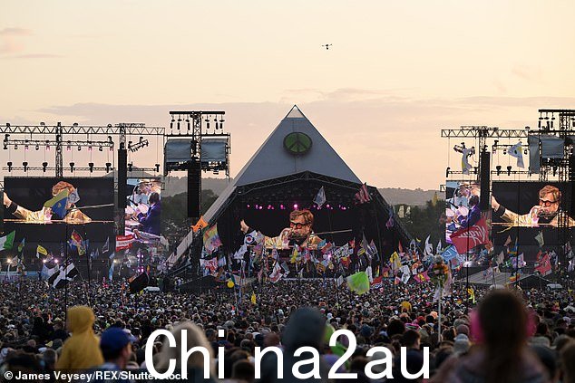 位于萨默塞特沃西农场的格拉斯顿伯里音乐节持续五天,全球顶级艺术家都有表演。图为:去年的音乐节