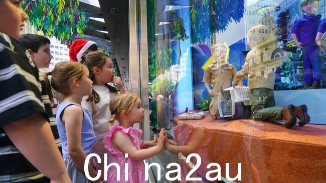 Myer 的圣诞橱窗自 1956 年以来一直是墨尔本的一大特色,每年约有 140 万个人和家庭参观该景点。图片:NewsWire / Luis Enrique Ascui
